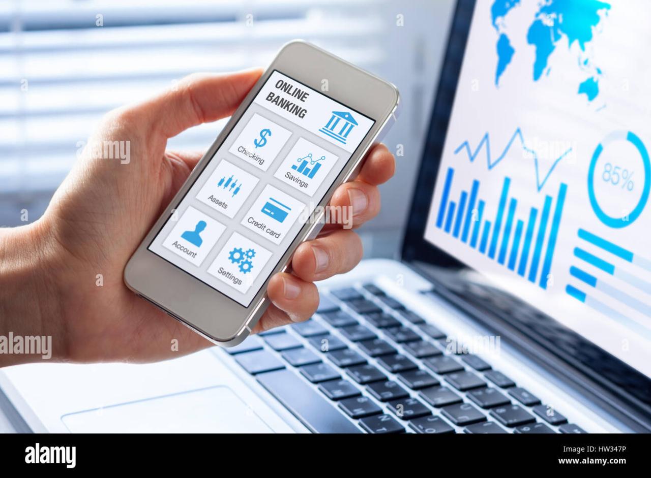 Mobile payment using smartphone hi-res stock photography and images - Alamy